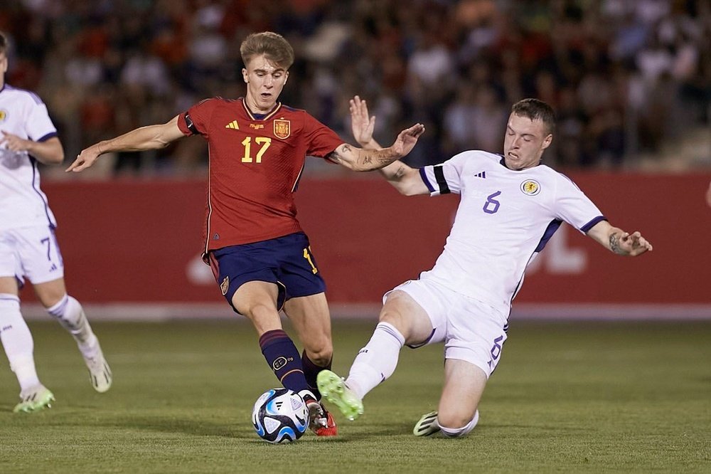 Luis de la Fuente has decided to call up Pablo Barrios (L) for Spain's next match. EFE