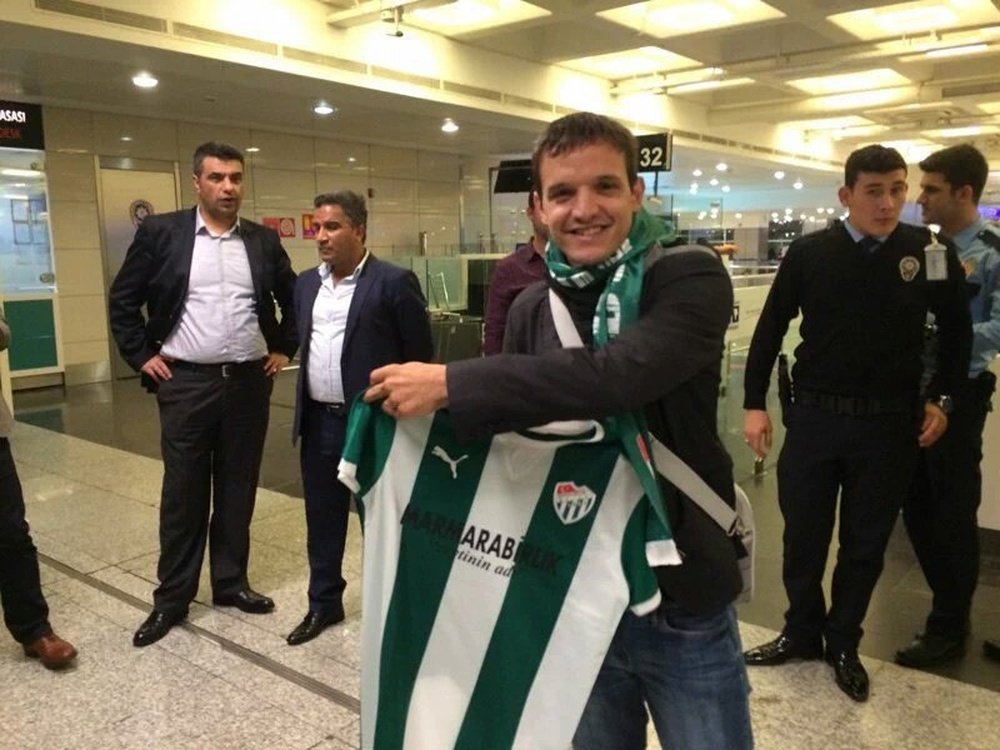 Pablo Batalla, posando con la camiseta del Bursaspor. Twitter