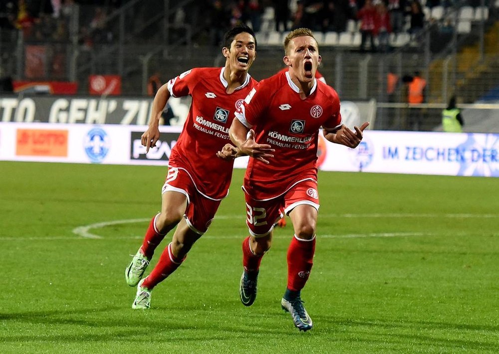 Pablo de Blasis celebra su gol, el de la victoria, junto a Yoshinori Muto, en el Darmstadt 2-3 Mainz. Twitter