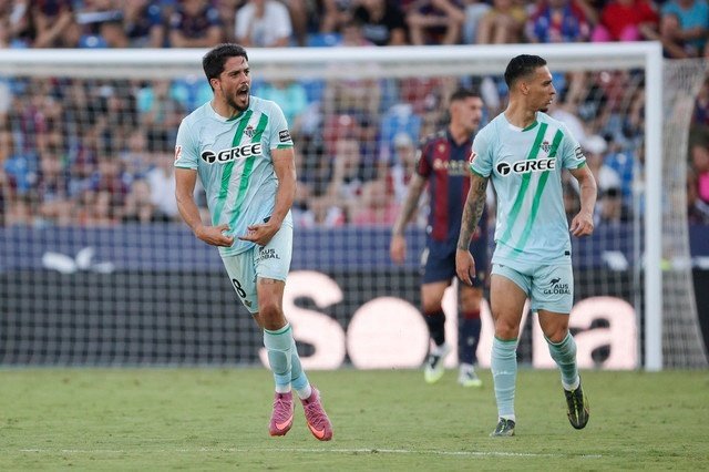 Pablo Fornals marcó el empate del Real Betis en el Ciutat de València. EFE