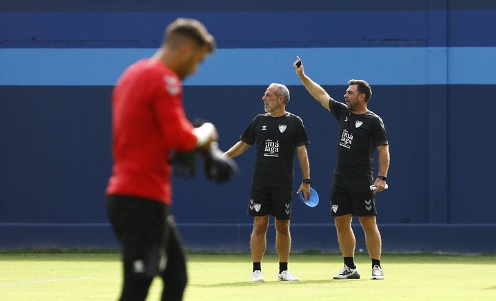 Pablo Guede, con Enrique Ruiz durante el entrenamiento del Málaga CF del 12-08-2022. Marilú Báez