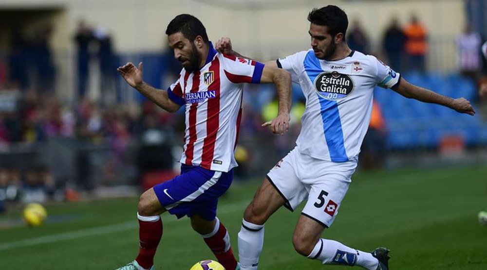 Pablo Insúa disputa un balón a Arda Turan en un Atlético-Deportivo de la pasada campaña. DeportivoLeganes