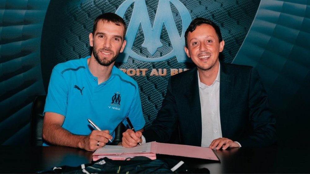 Marseille have announced Pau Lopez's signing again after a week. OM_Officiel