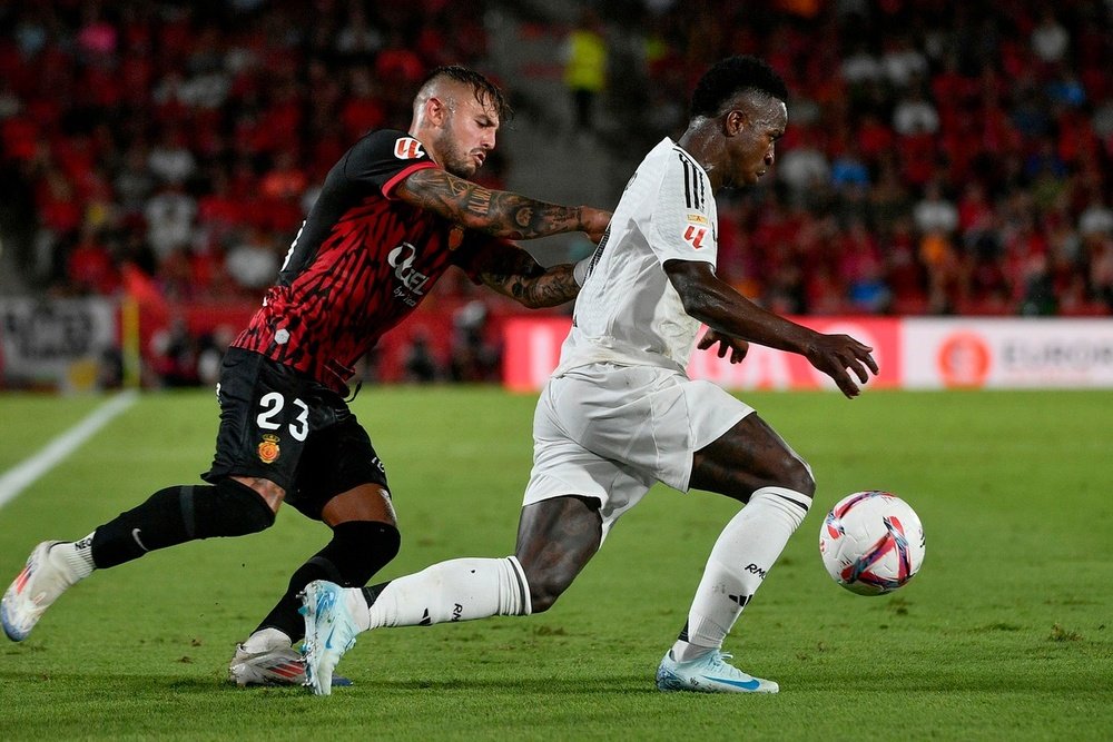 Maffeo poursuit Vinicius Jr. lors de la première journée de Liga. EFE