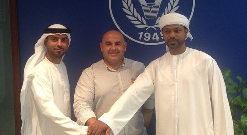 Pablo Prieto, junto a los propietarios del Al Nasr. Twitter