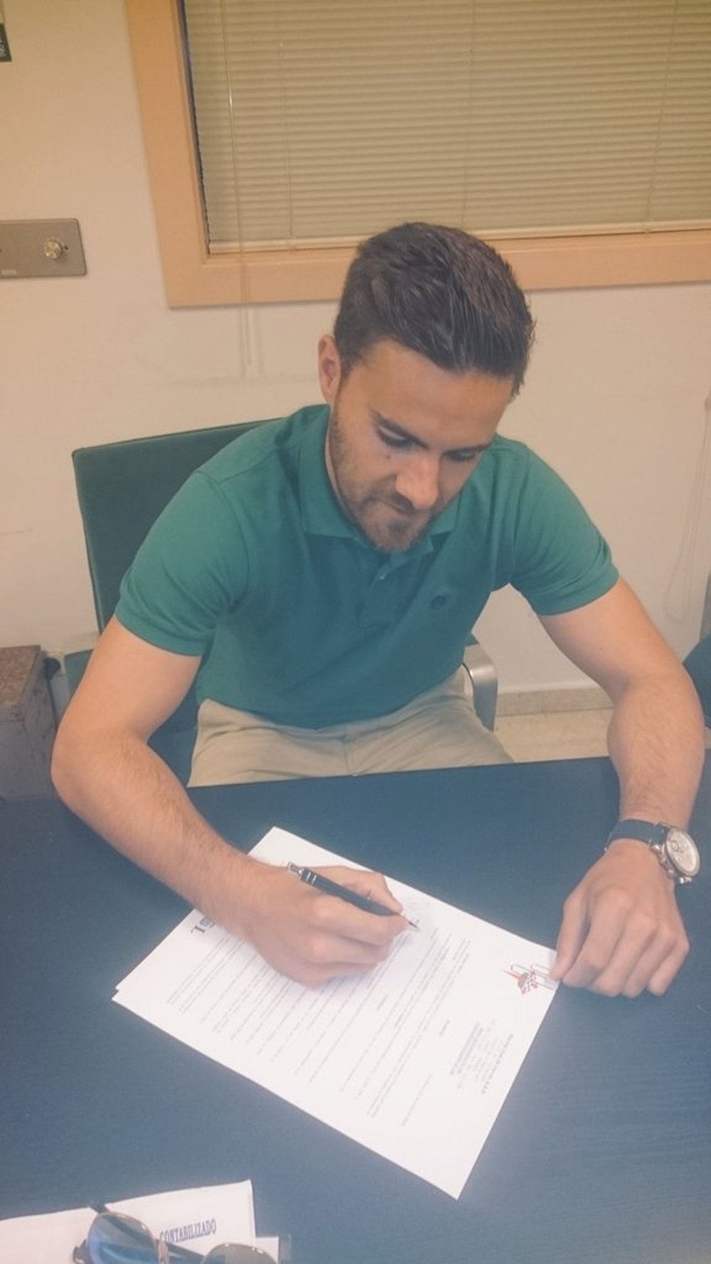 Pablo Rey, firmando su nuevo contrato con el Racing de Ferrol. RacingDeFerrol