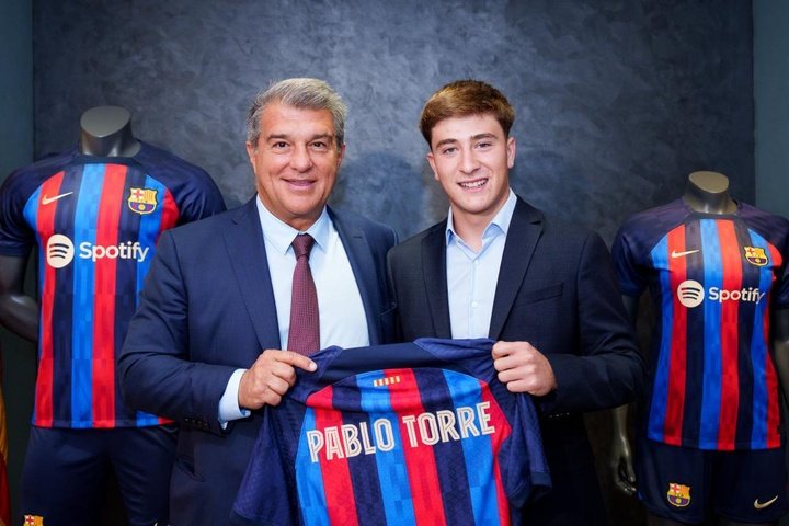 Pablo Torre junto a Joan Laporta com sua camisa do FC Barcelona.Twitter/FCBarcelonaB