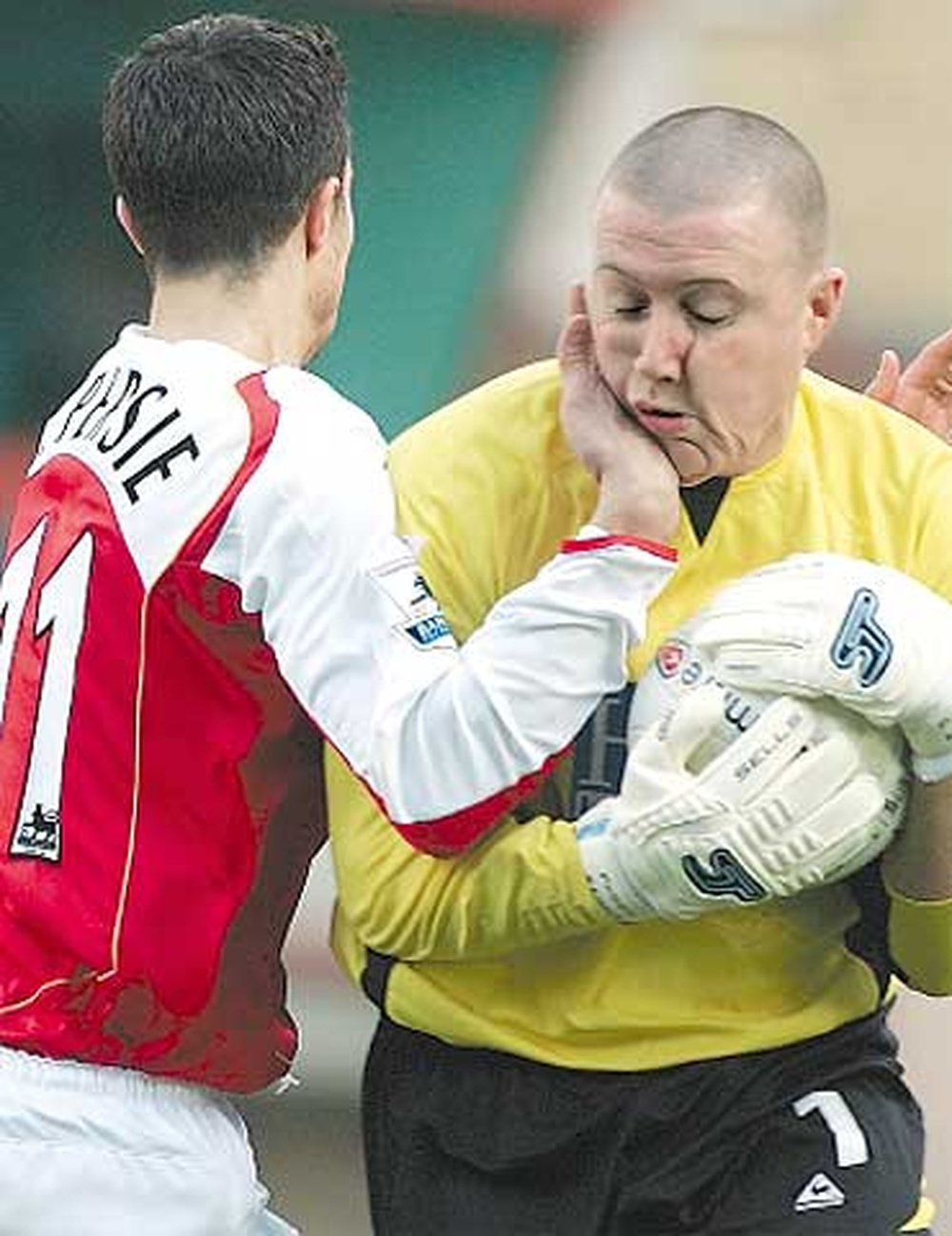 Paddy Kenny choca con Robin Van Persie en 2005. AFP