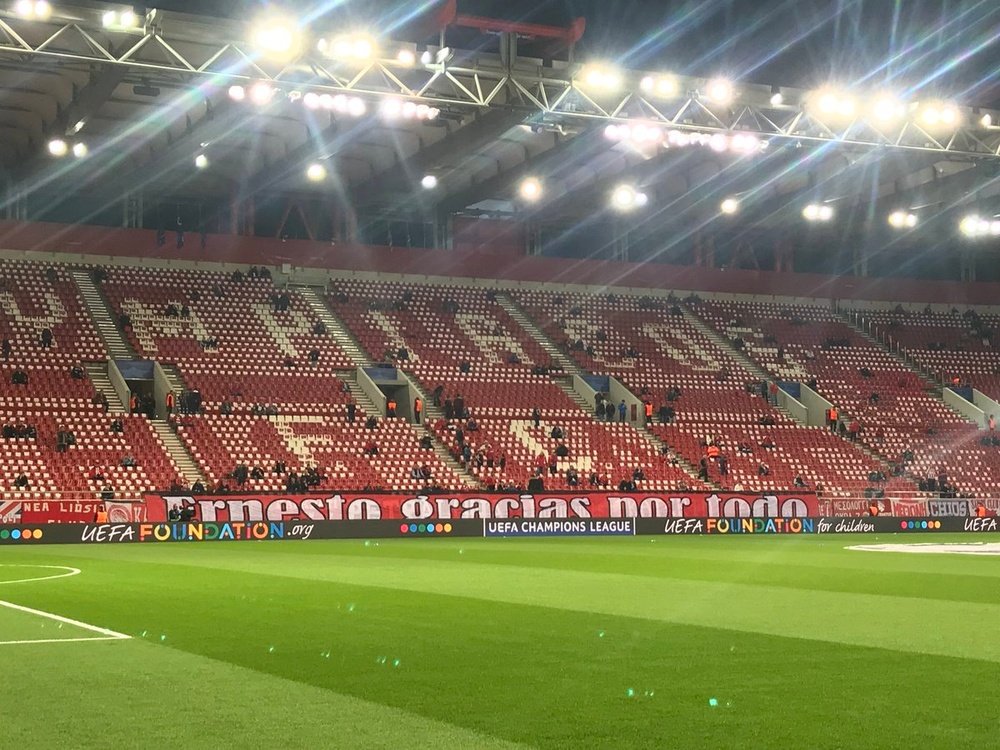 Valverde se encontró con esta pancarta en el estadio del Olympiakos. Twitter/RicardoRosety