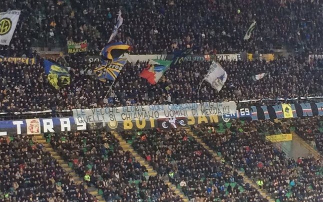 Pancarta de la afición del Inter en San Siro contra Ronaldo Nazario. Twitter