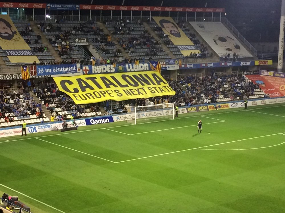 Esta es la pancarta que exhibieron los seguidores del Lleida. Twitter