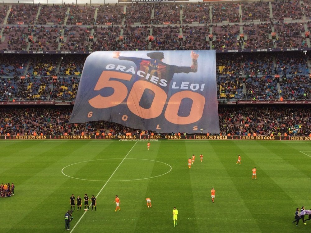 Pancarta del Camp Nou hacia Messi en el homenaje por sus 500 goles. LaTdP