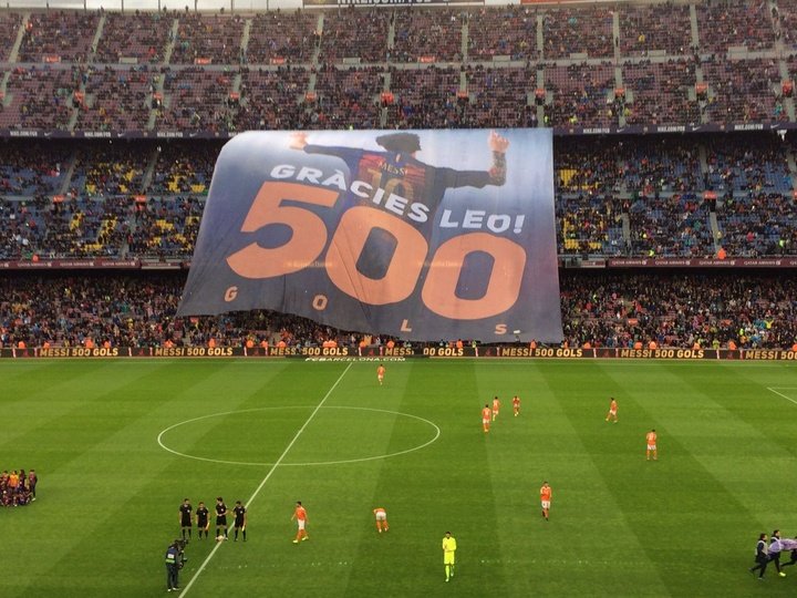El Camp Nou rindió pleitesía a Messi por sus 500 goles