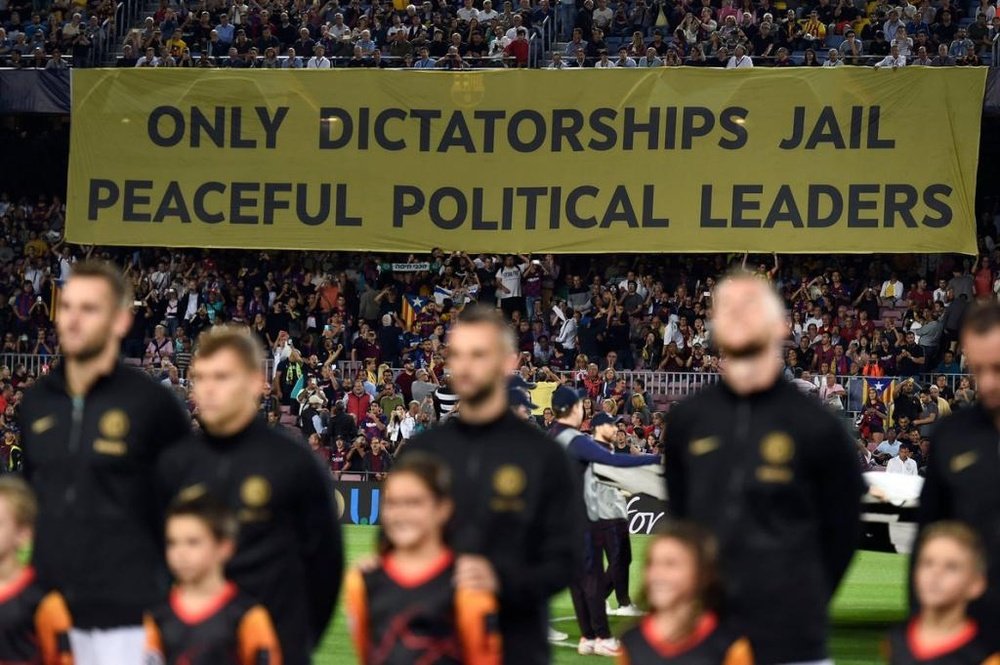 Valls tildó de vergüenza la pancarta del Camp Nou ante el Inter. AFP