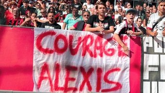 No confronto entre o Nice e o Stade Brestois, a torcida quis enviar uma mensagem de apoio a Alexis Beka Beka, jogador do time da casa que ameaçou cometer suicídio há apenas alguns dias.