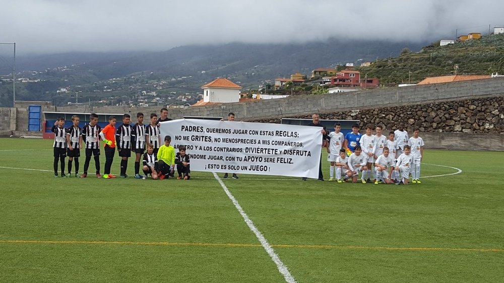 Pancarta en un encuentro de fútbol base. Twitter @PedroMontesino12