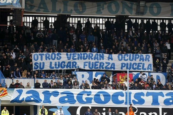 Pancarta exhibida por el Ligallo Fondo Norte, en apoyo a los disueltos Ultras Violetas, con quienes comparten ideología política, de tendencia neonazi. Twitter