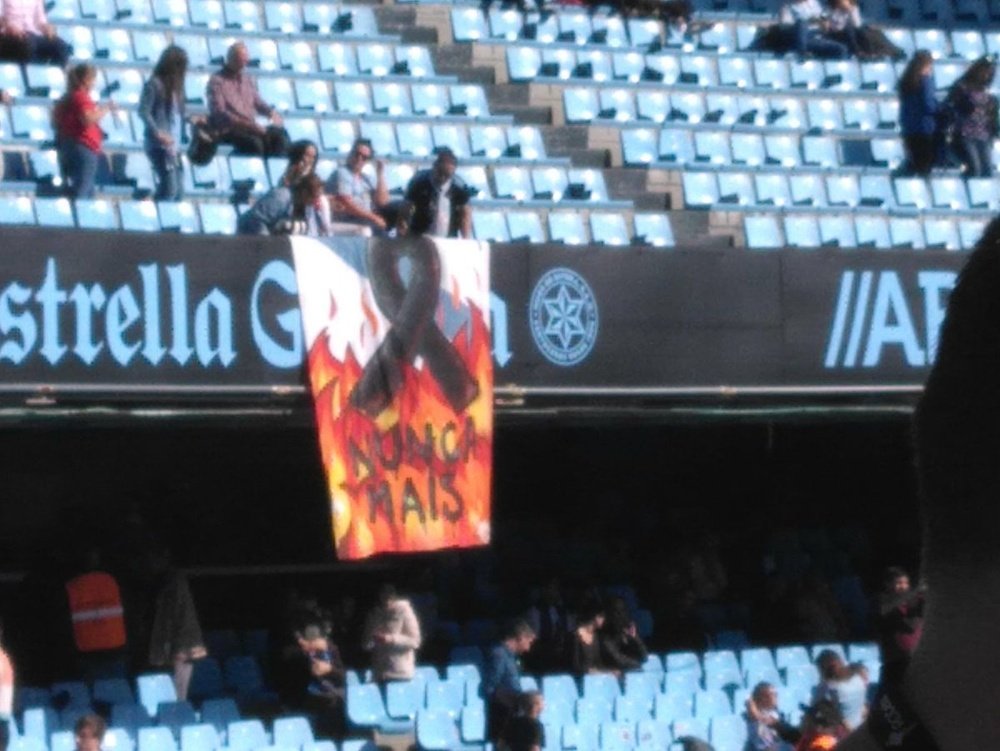 En Balaídos se pudo ver una pancarta en contra de los incendios. Twitter/Carrusel/JacoboBuceta