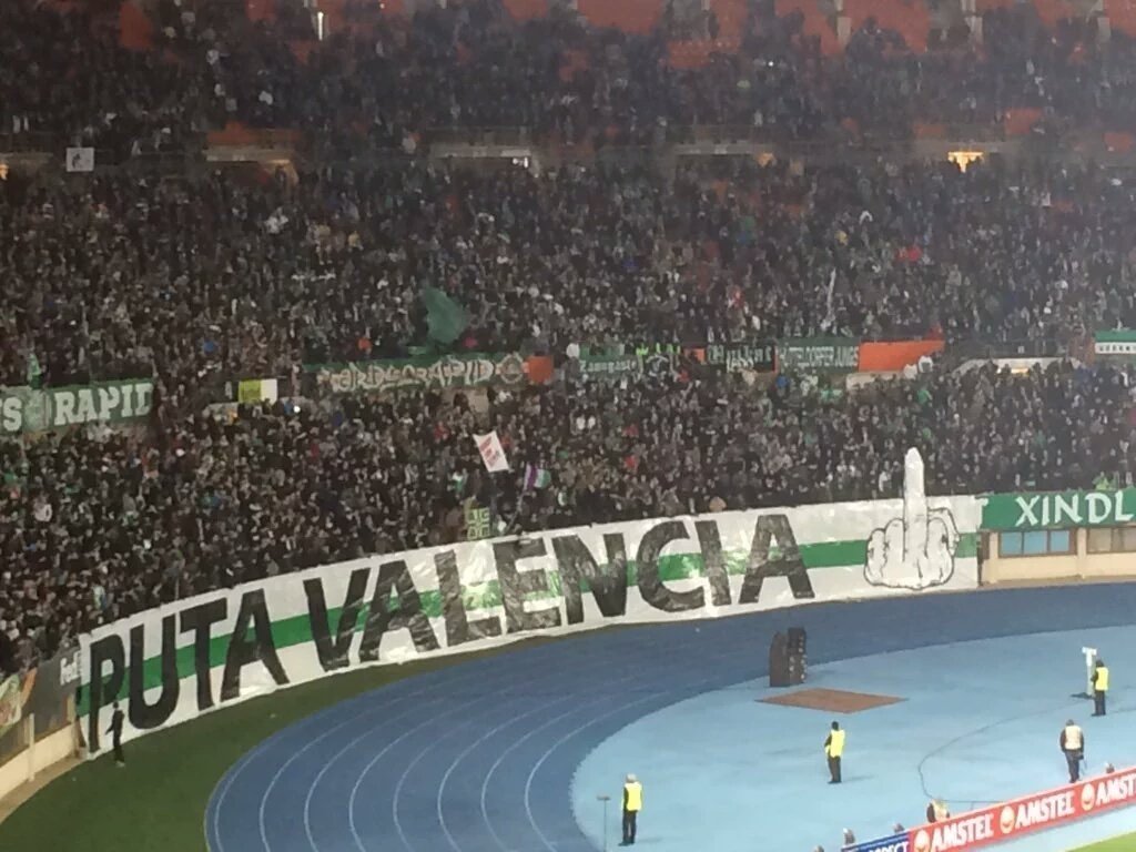 El Valencia denuncia al Rapid por las pancartas ofensivas de los ultras