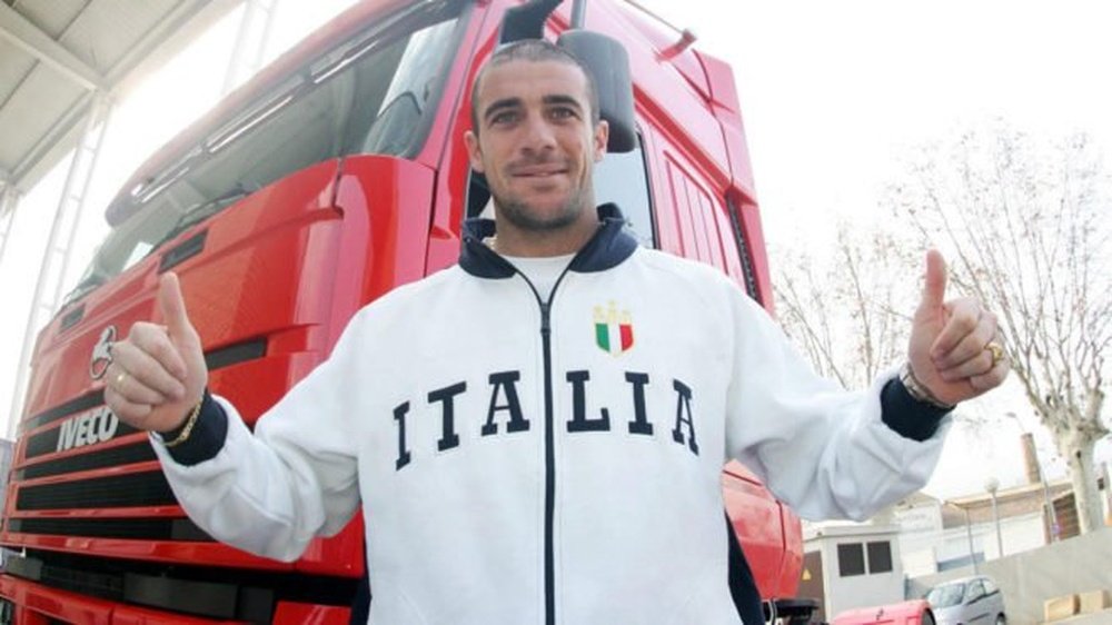 El ex futbolista uruguayo vendió su camión en una subasta. Twitter