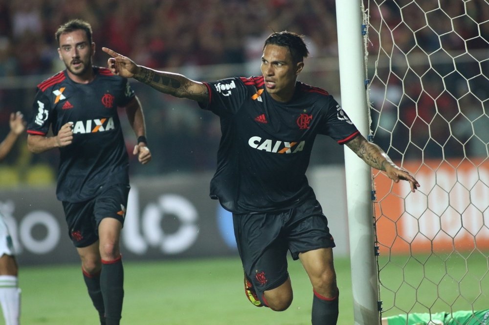 Paolo Guerrero celebra la consecución del primer gol del Flamengo en la victoria por 2-1 ante el América Mineiro. Flamengo