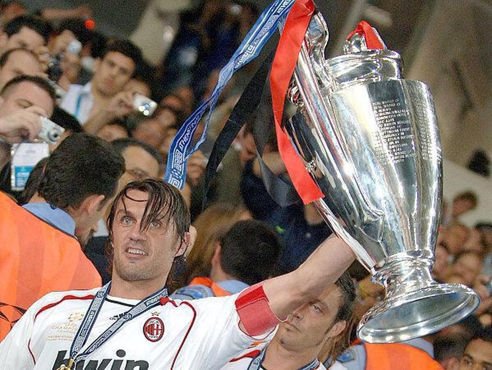 Paolo Maldini levanta la última Champions ganada por el AC Milan. Twitter