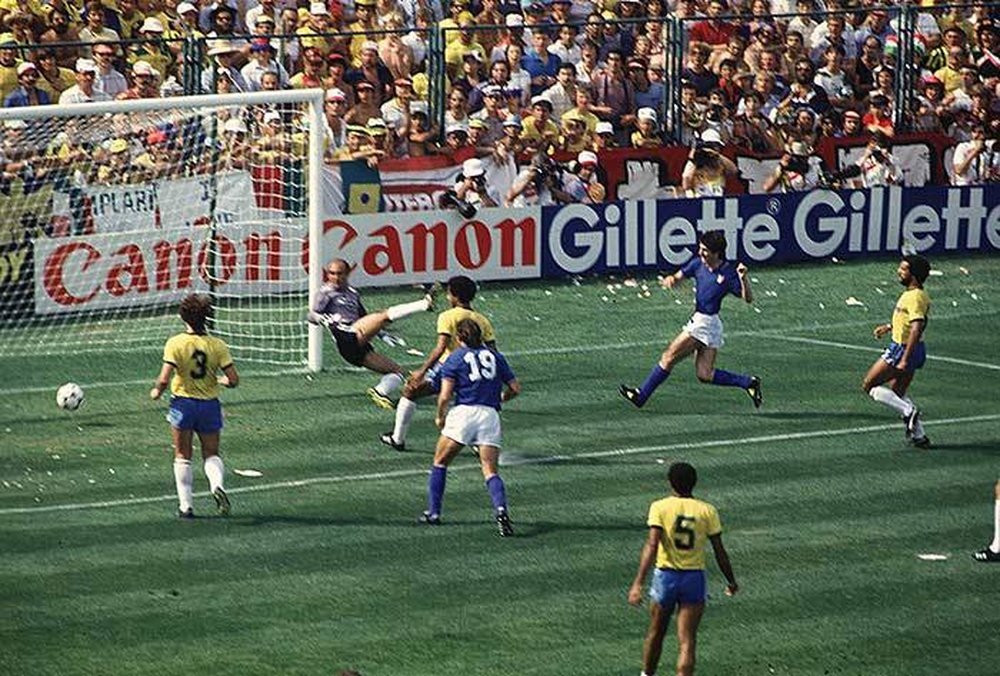 Paolo Rossi anota un tanto con Italia ante Brasil en Sarriá en 1982.