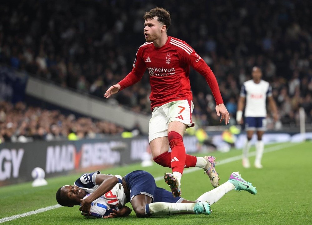 Neco Williams signs new deal with Forest. EFE