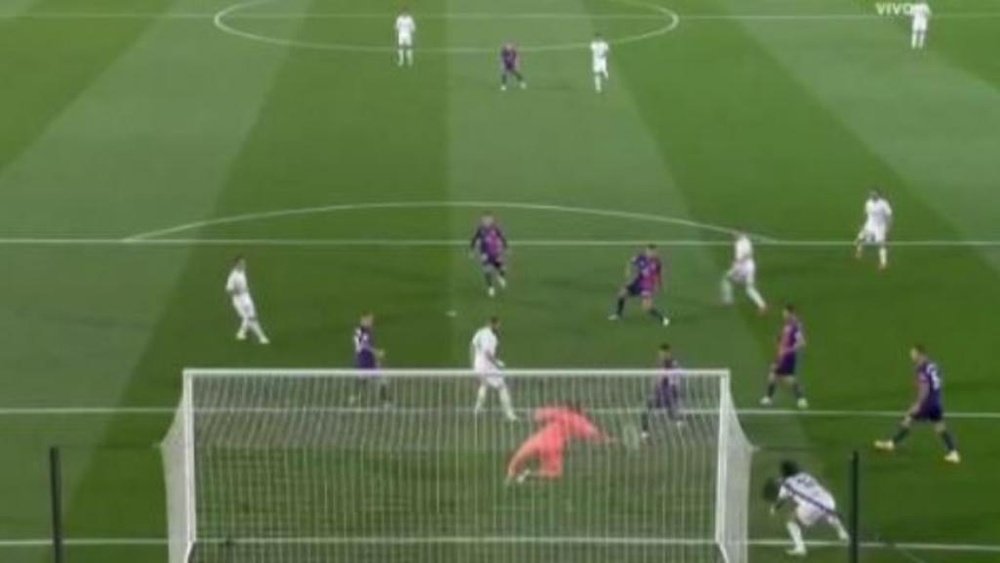 Los reflejos felinos de Roberto impidieron el gol del 'Pajarito' Valverde. Captura/Movistar