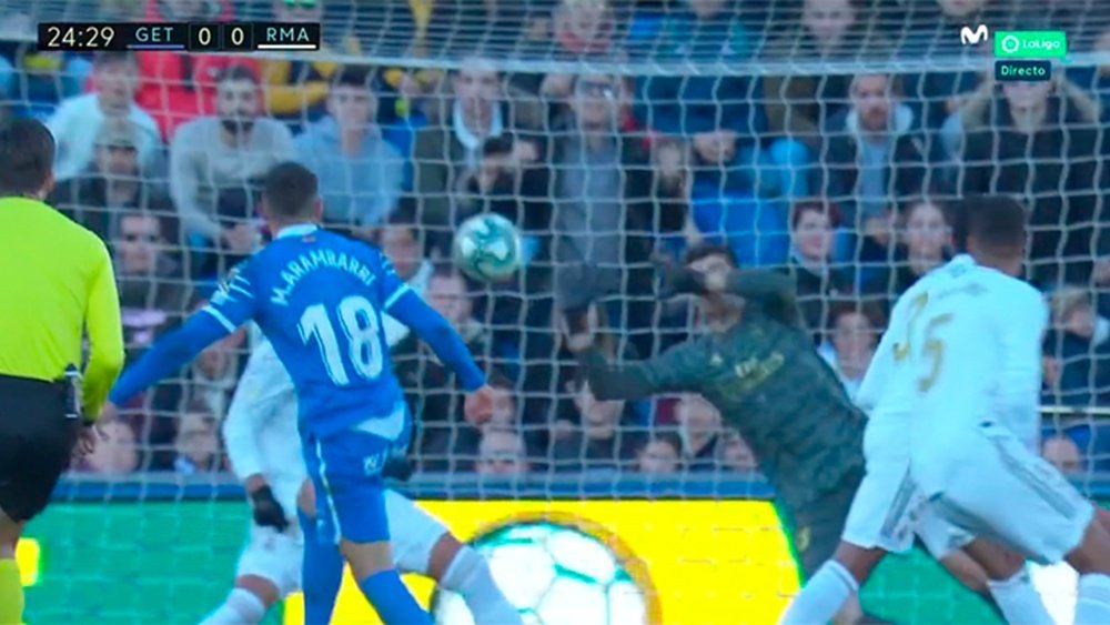 Courtois hizo de rey mago y regaló un paradón en el Coliseum. Captura/Movistar+