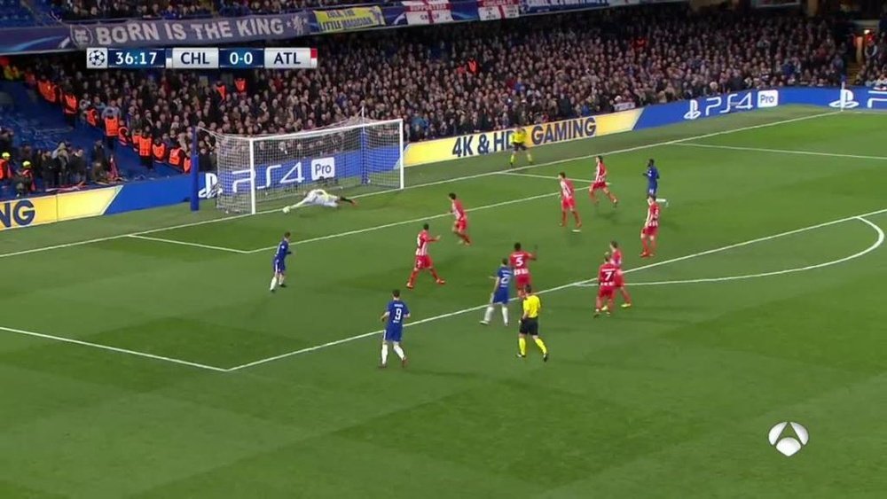 Paradón de Oblak a Zappacosta en Stamford Bridge. Twitter