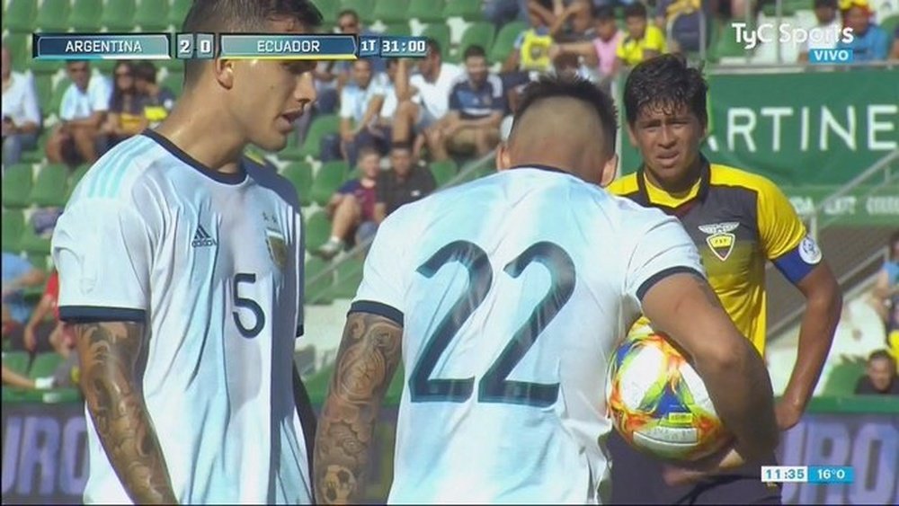 Paredes and Lautaro argued who should take the penalty. Captura/TyCSports
