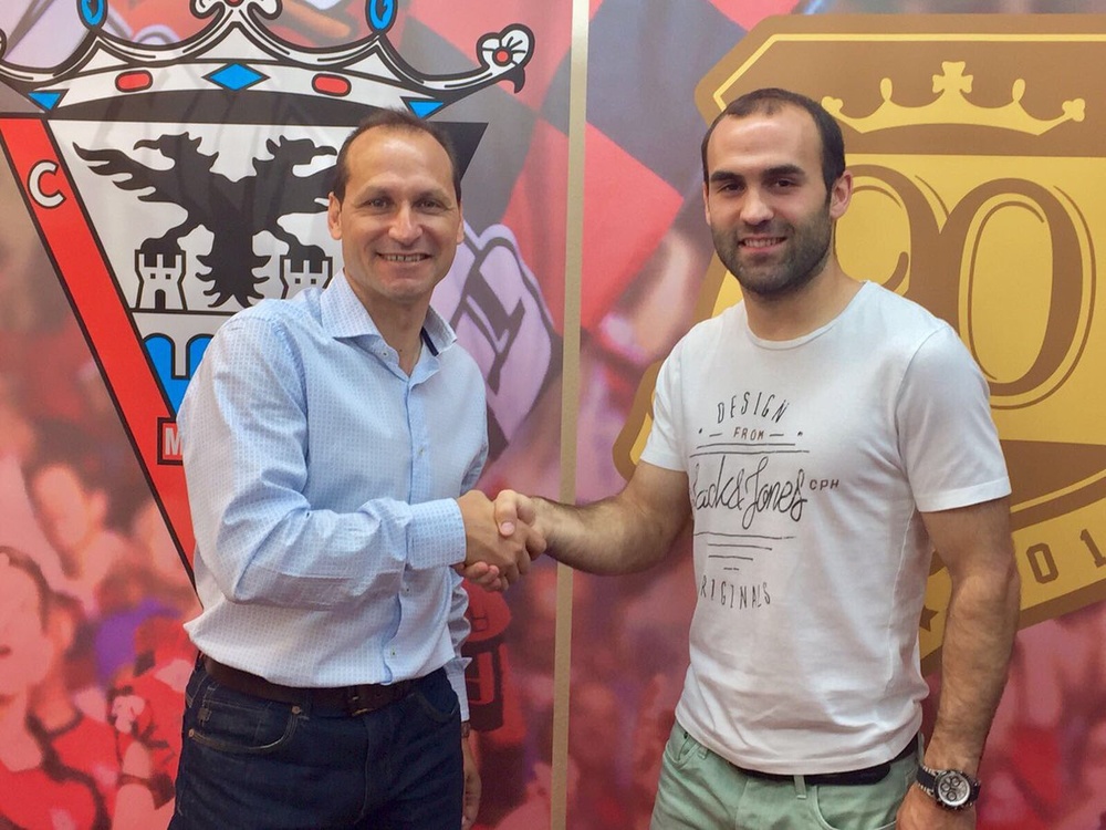 París Adot ha llegado como nuevo fichaje al Mirandés. CDMirandés