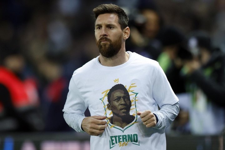 Detalle de Messi con Pelé y ovación de París en su regreso con el PSG