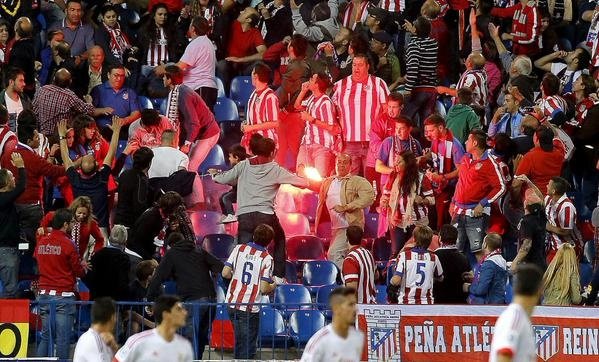 Partido de Champions entre el Atlético de Madrid y el Benfica donde las bengalas ocasionaron daños. Twitter