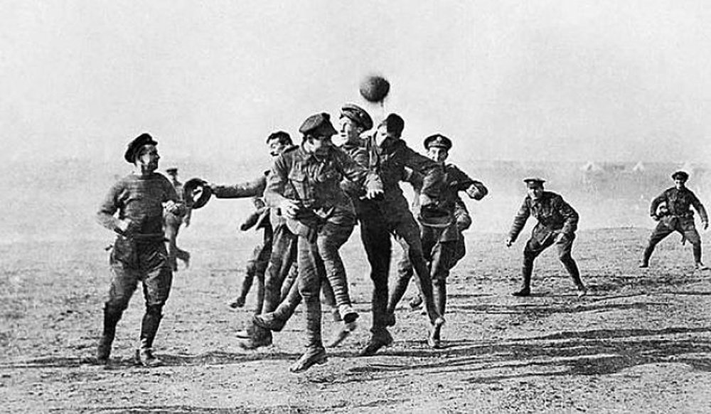 Hace 103 años, soldados alemanes y británicos cambiaron las armas por un balón. AutorDesconocido