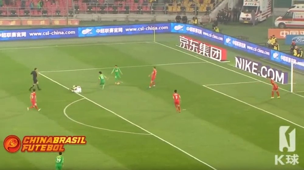 Deniz Aytekin fue protagonista del partido de la Superliga China. YouTube