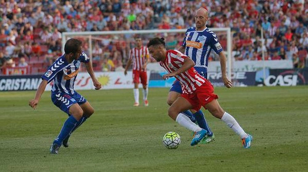 El Almería lleva cinco derrotas y necesita levantar cabeza en Liga. EFE