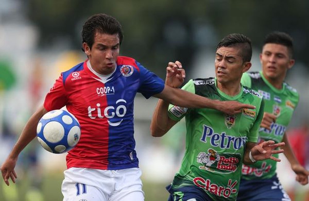 Joel Almeida recibió insultos racistas del técnico de FAS. Twitter