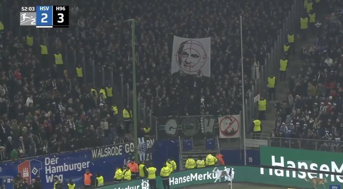 El partido entre el Hamburgo y el Hannover 96 fue detenido por más de 30 minutos debido a la amenaza de muerte de los aficionados del club visitante a su propio CEO, Martin Kind.