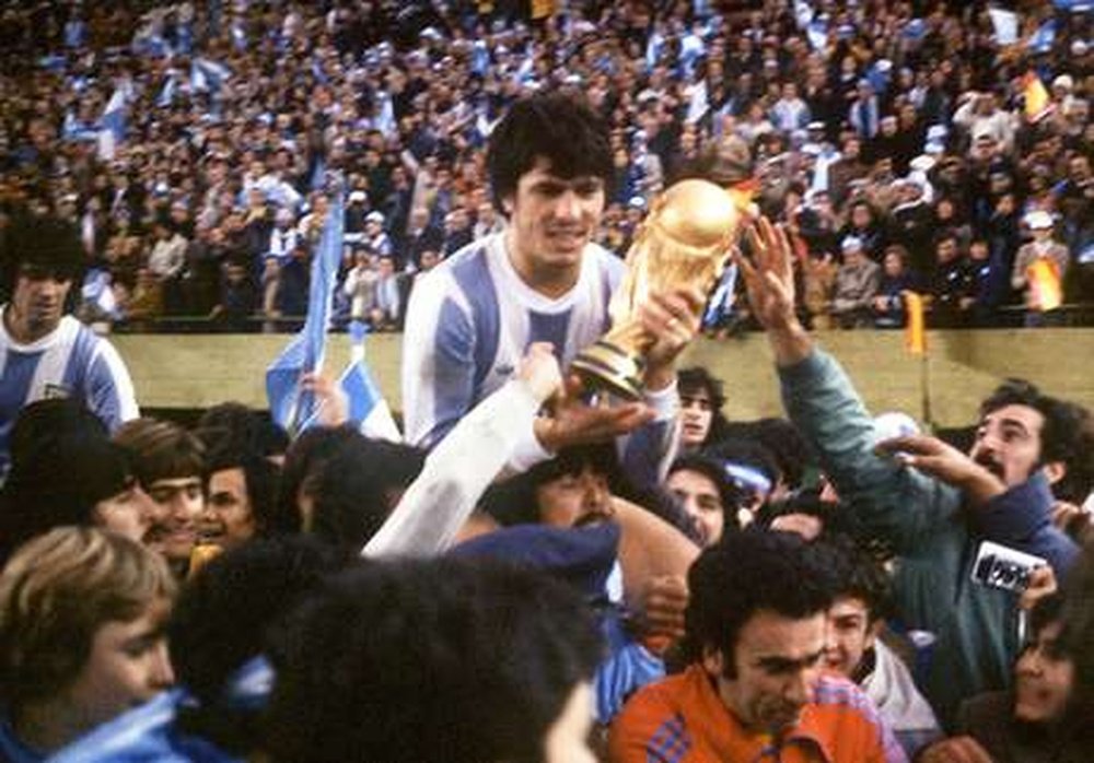 Passarella levantó la Copa del Mundo con 25 años. AFP