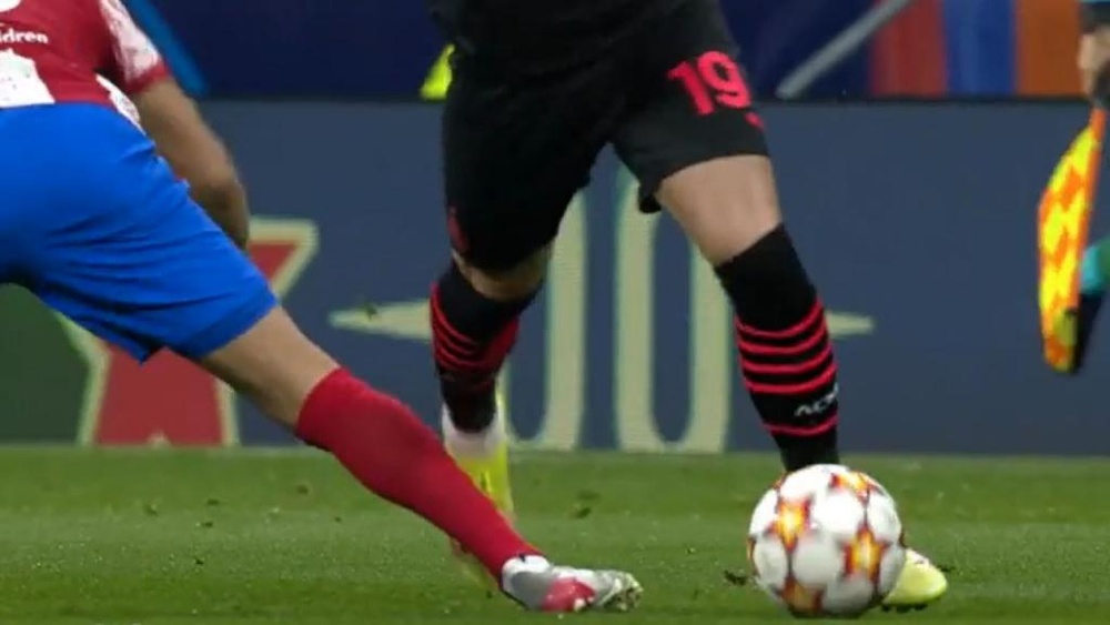 ¿Venganza por pisar el escudo? Captura/MovistarLigadeCampeones