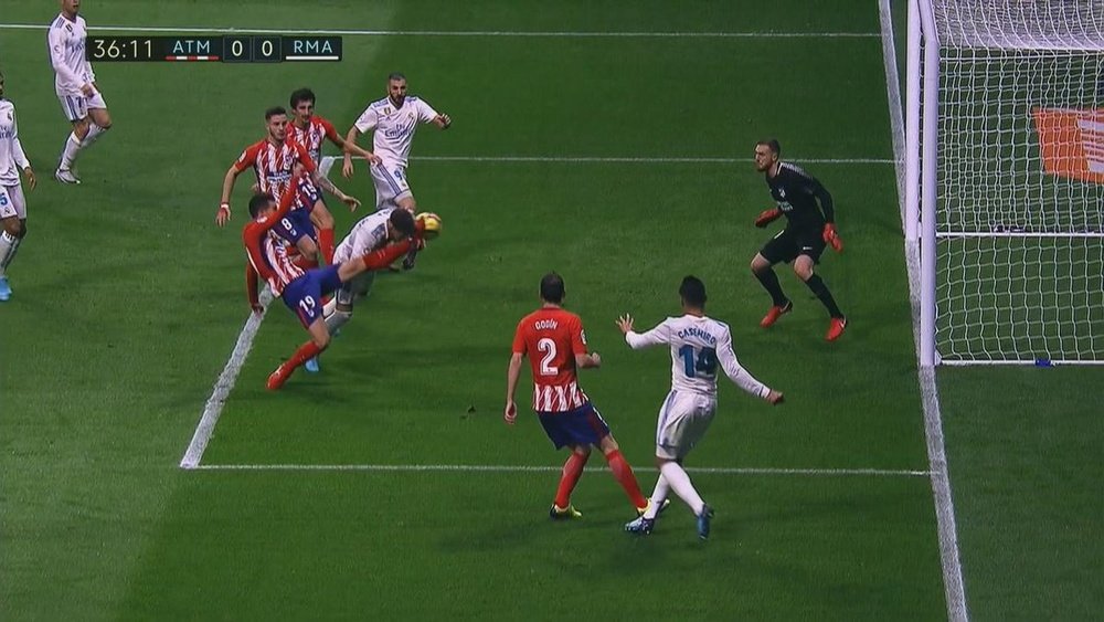 O lance em que o Real Madrid ficou a pedir pênalti. Captura/ESPN