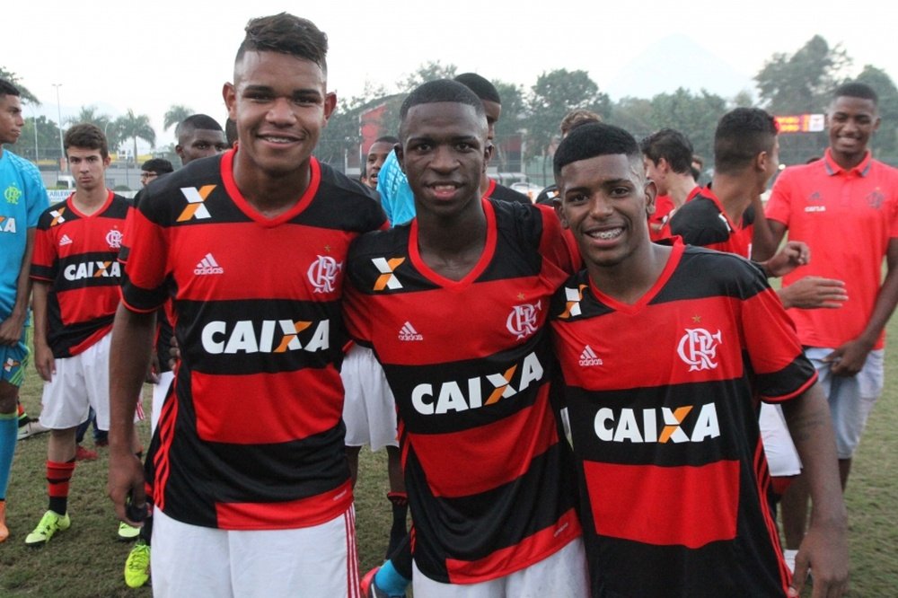 Patrick, Vinicius et Wesley, célèbrent une victoire avec le Flamengo. Flamengo