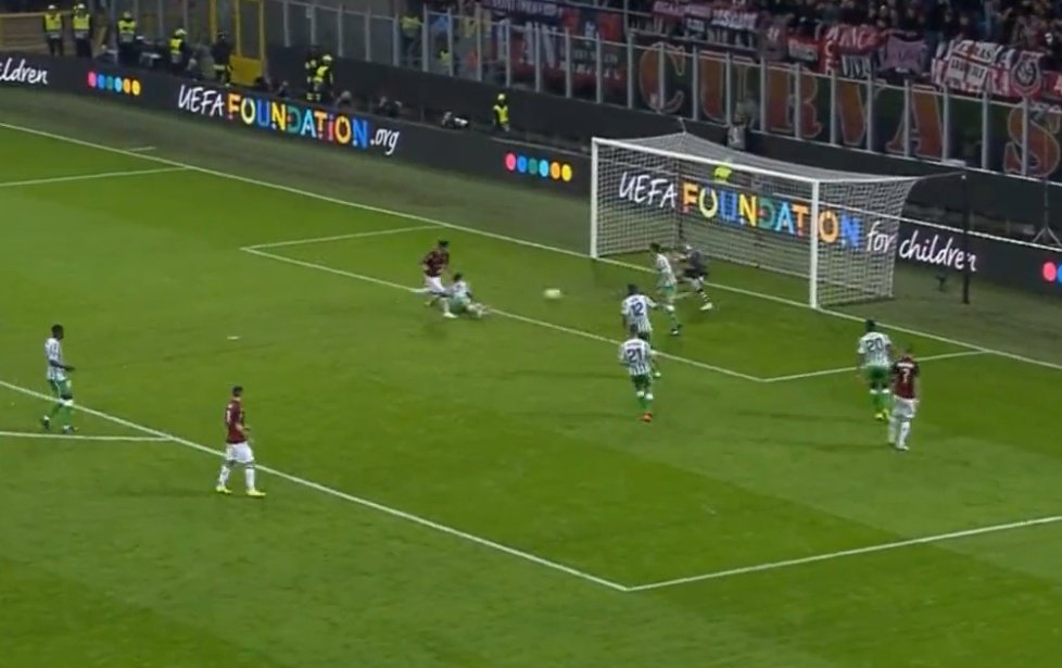 Patrick Cutrone pulled one back for Milan.