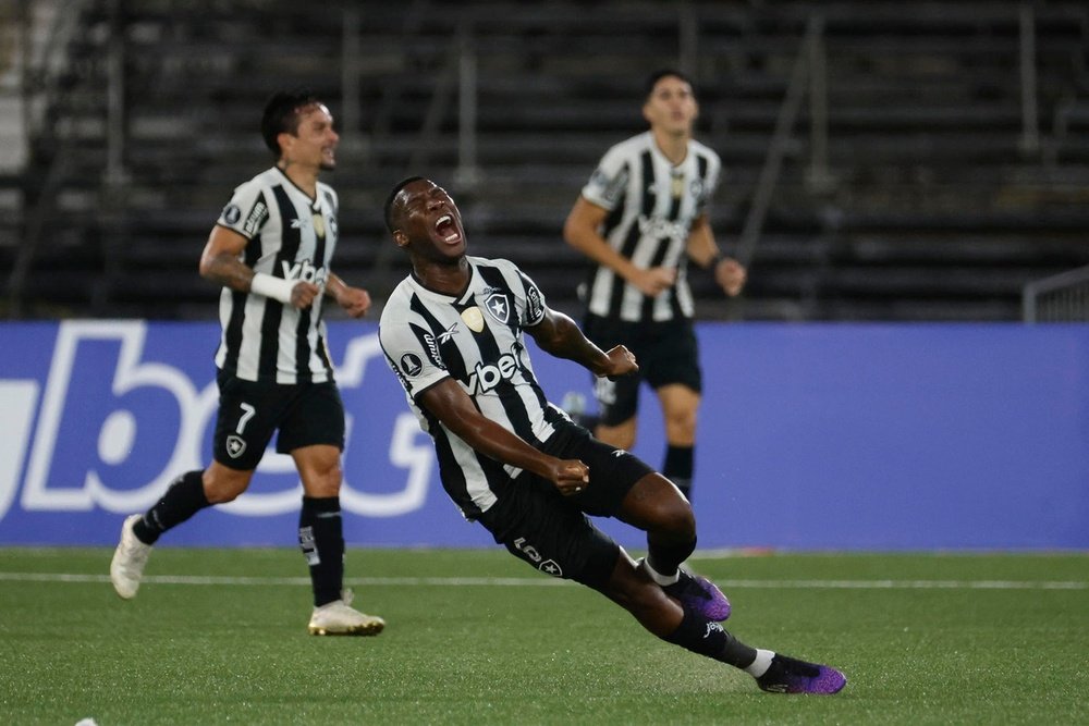 Patrick de Paula, do Botafogo, celebra um gol em jogo da Libertadores. EFE