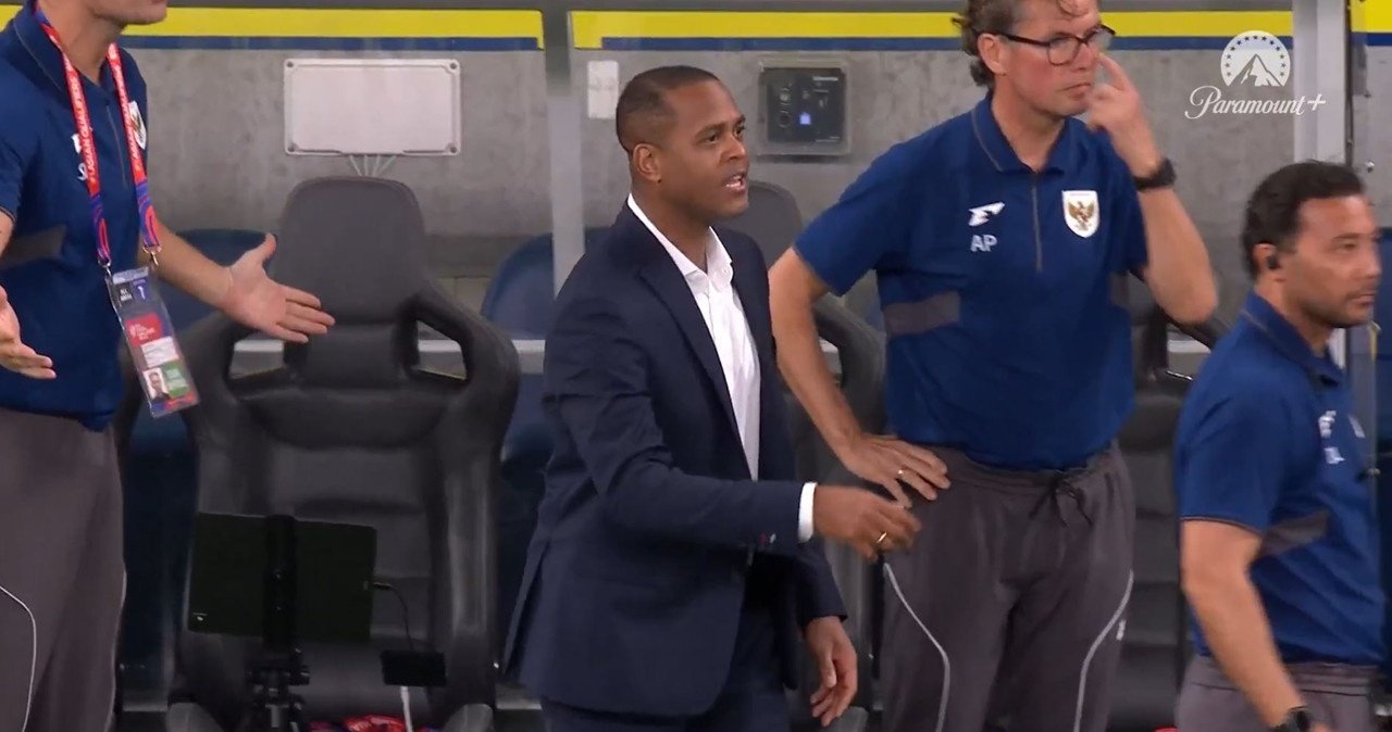 Este jueves, Patrick Kluivert se estrenó como seleccionador de Indonesia, donde hace tándem con su compatriota Jordi Cruyff. El inicio no pudo ser peor: su selección falló un penalti para ponerse por delante y acabó marchándose al descanso con un 3-0 en contra. Al final, los 'soceroos' les levantaron la mano con un 5-1.