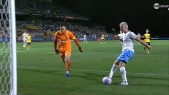 Patrick Wood vai ter pesadelos com esse lance. O atacante do Sydney FC perdeu o gol mais inacreditável da temporada até o momento. É ver para crer!