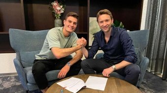 Schick's new contract will run until 30 June 2027. Twitter/Bayer04_es
