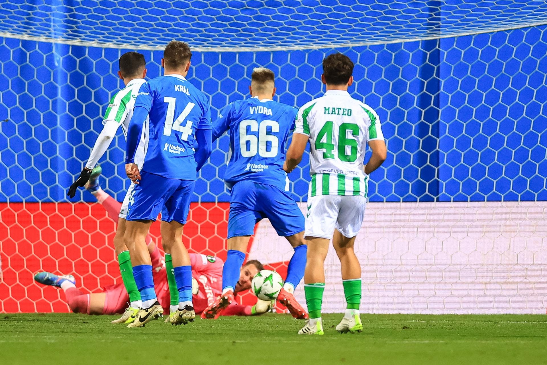 El Betis se complica en Conference. EFE/EPA/MARTINDIVISEK